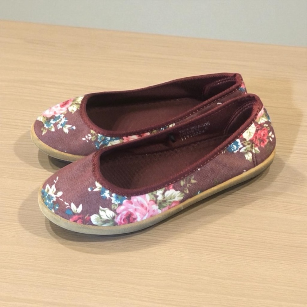 Solemate burgundy fabric Burgandy floral‎ flats women's flats size 6